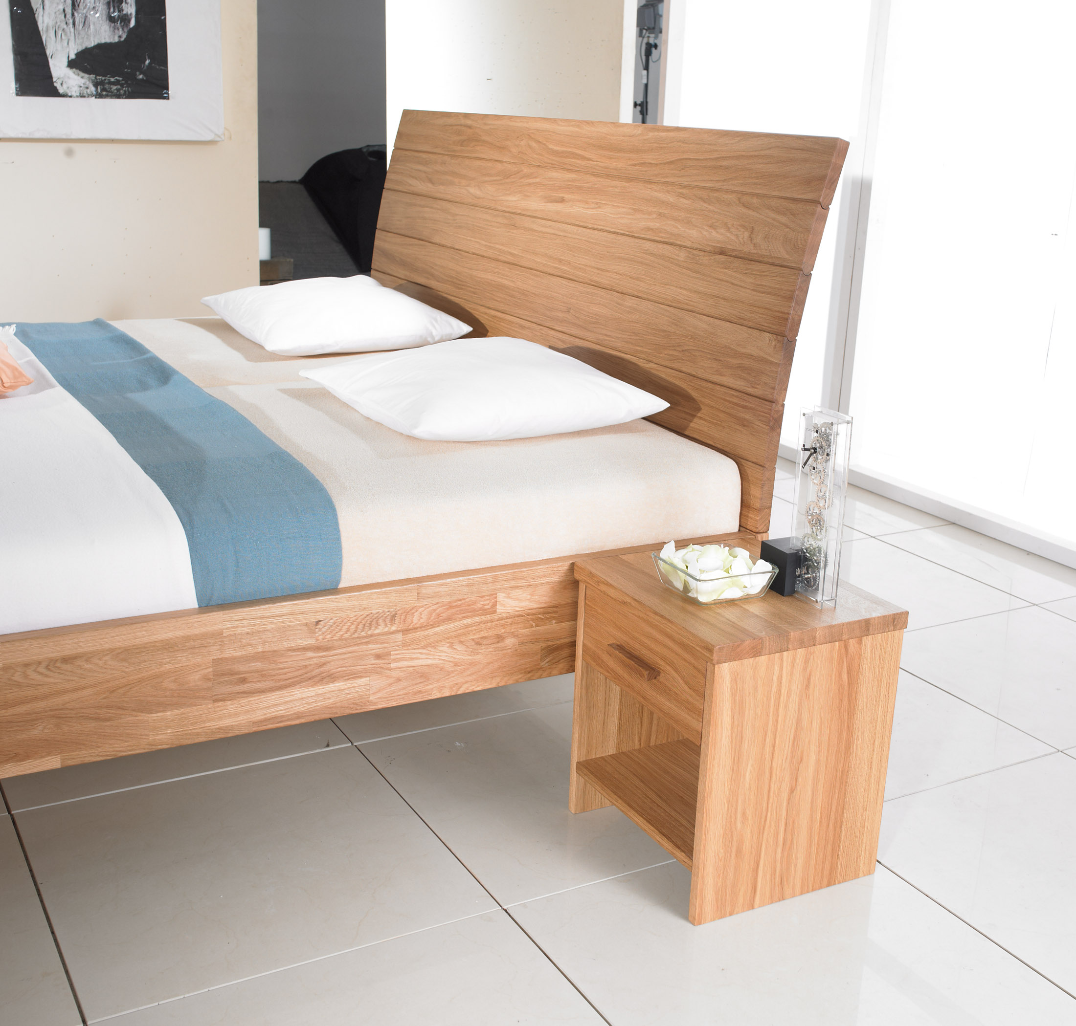 Dřevěná postel z masivu Calinda FMP